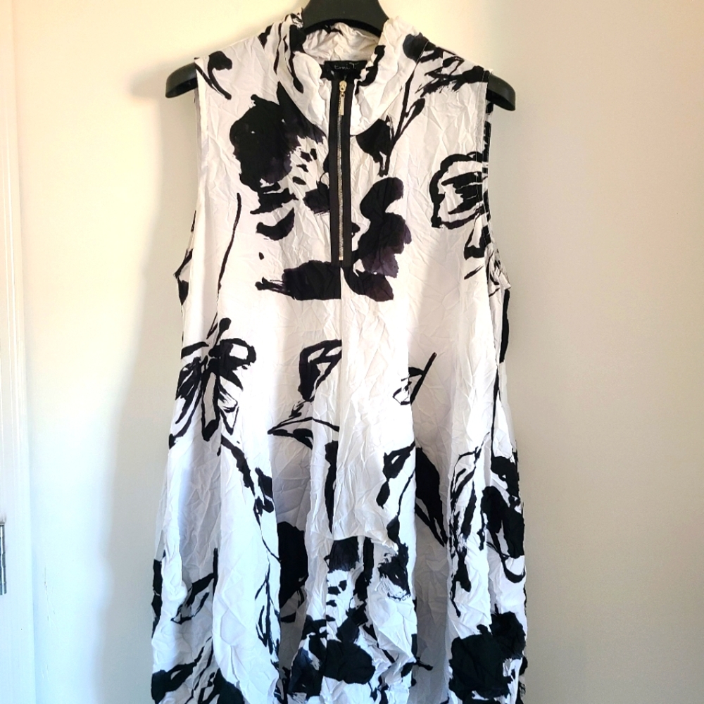 1X Toni T B&W Floral Tunic